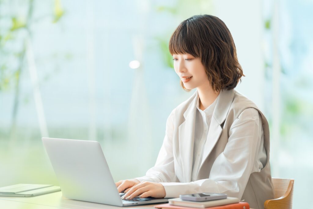 社内昇進 vs 転職 — 営業職の年収アップ判断軸